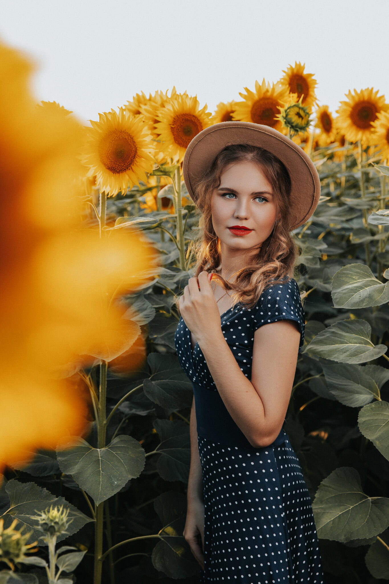 Вечерняя фотосессия девушки в высоких подсолнухах