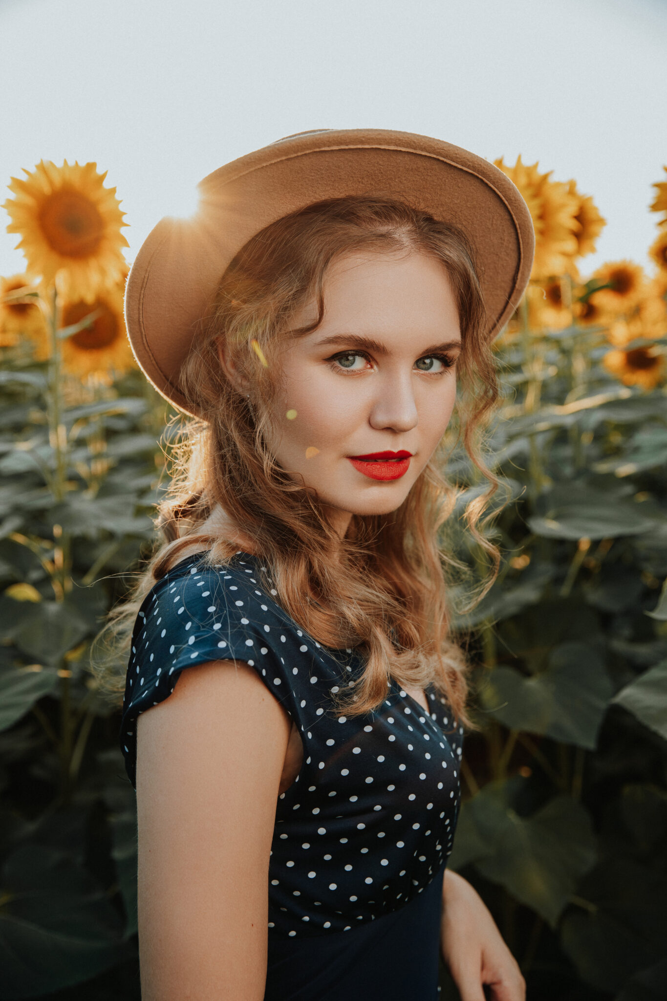 Фотосессия девушки в подсолнухах